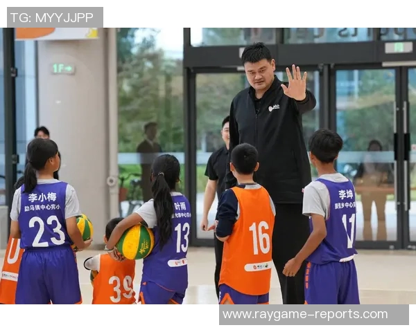 姚明在过道中畅谈篮球梦想与人生哲学的深刻见解