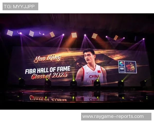 姚明身穿队服的经典瞬间回顾与篮球传奇的辉煌历程